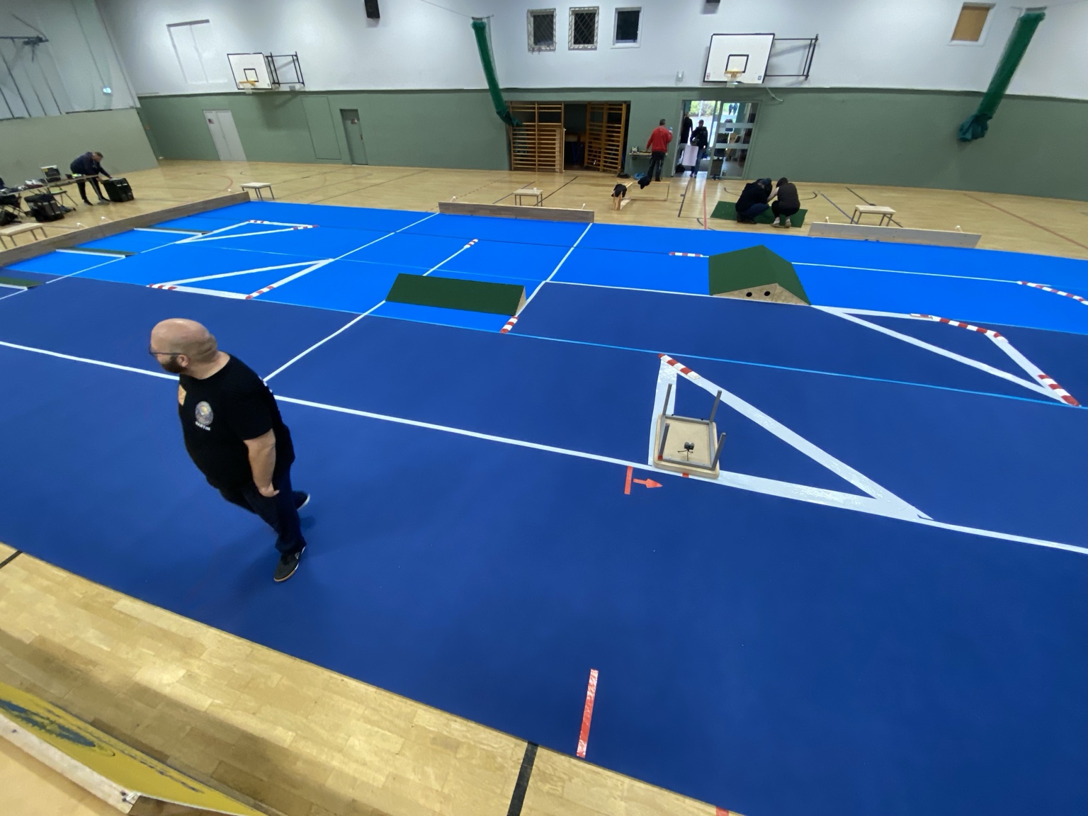Gemeinsamer Aufbau der Teppichrennstrecke in der Sporthalle