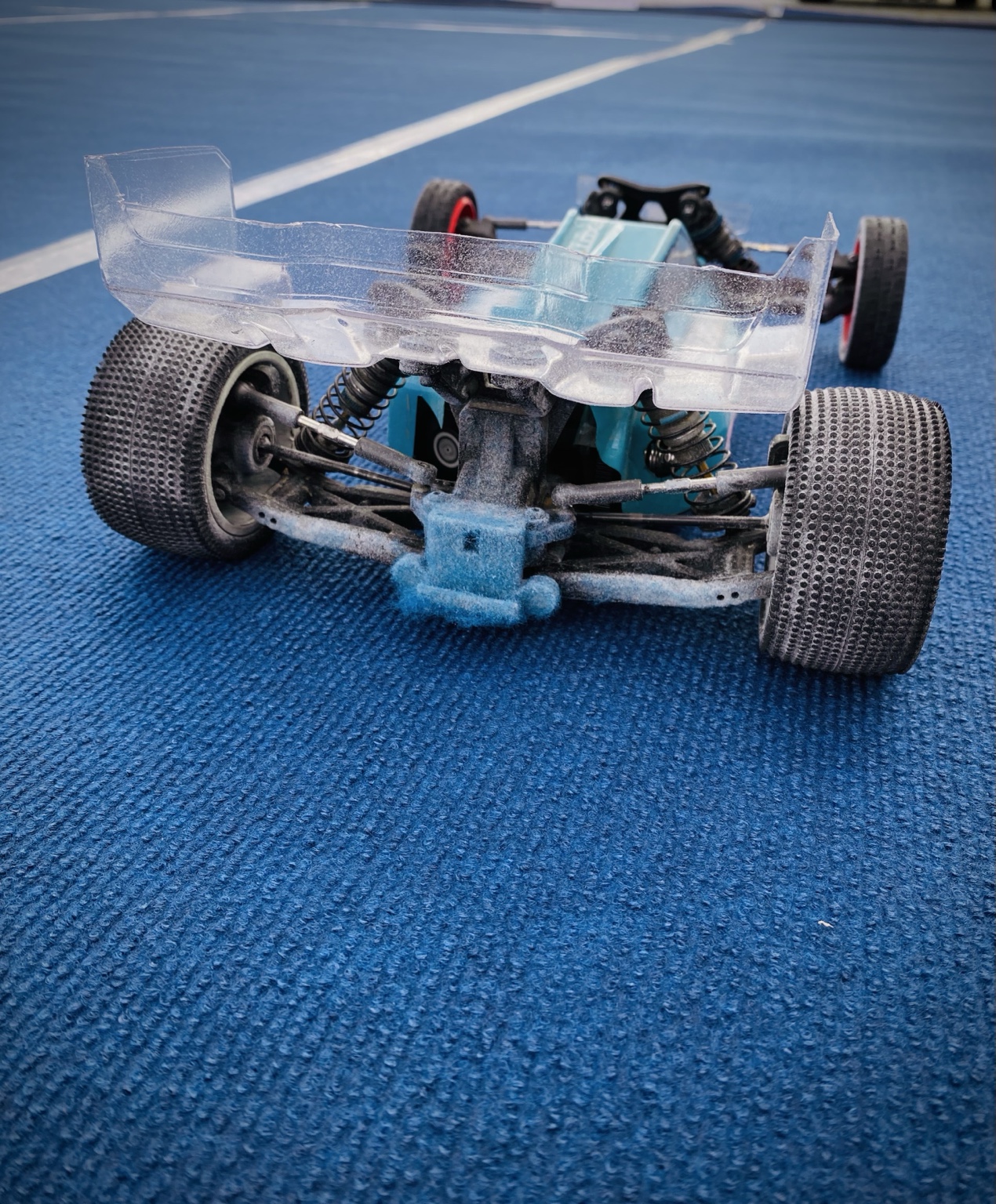 Rennbuggy mit transparenter Karosserie auf dem Teppich