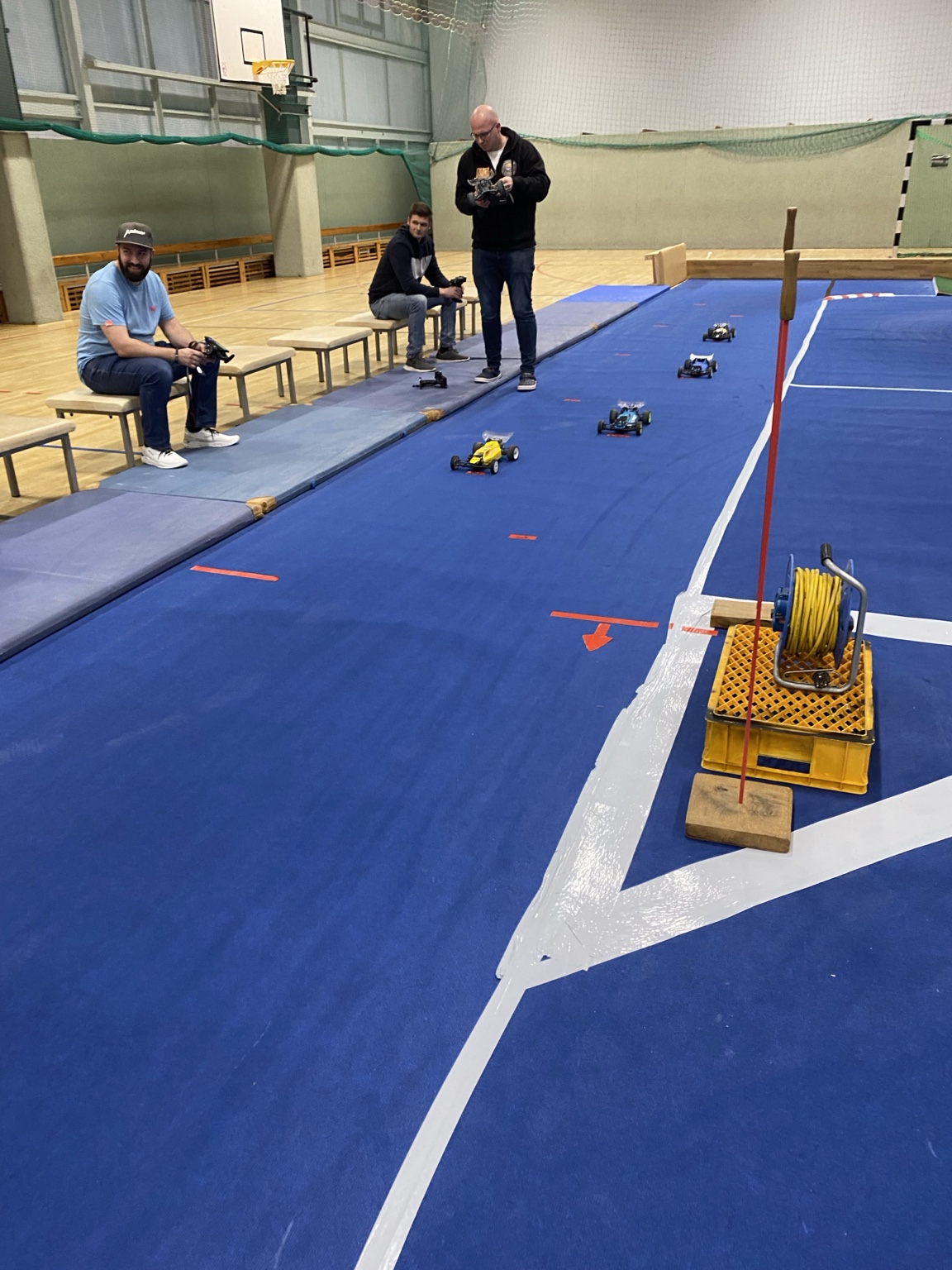 Fahrer und RC-Buggys beim Hallentraining