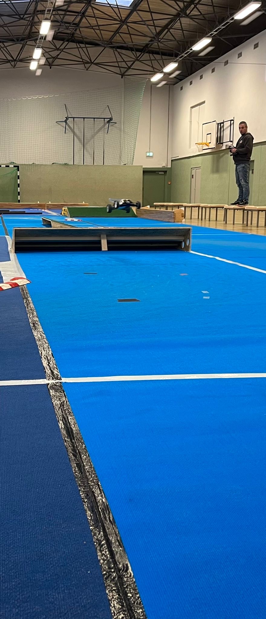 Streckenabschnitt der Teppichbahn in der Sporthalle