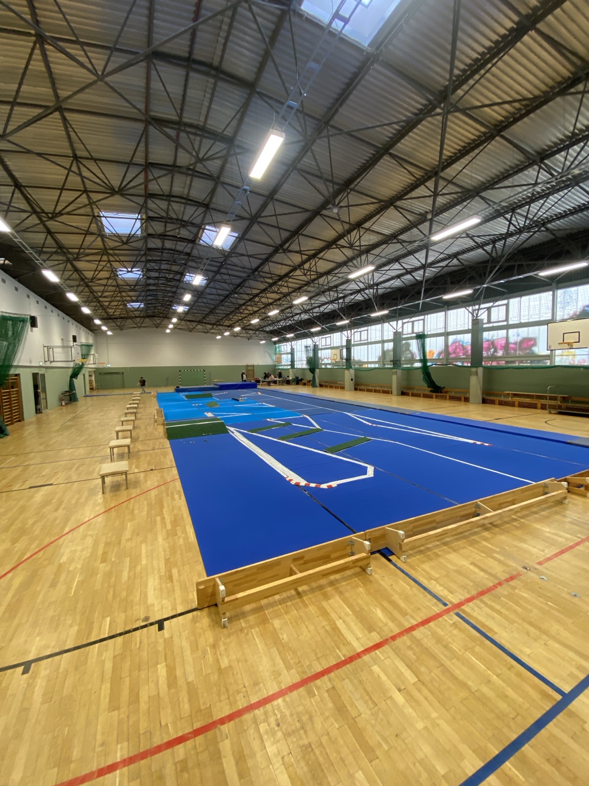 Überblick über die Rennstrecke unter dem Dach der Sporthalle